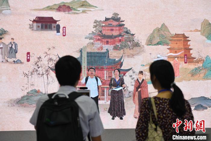 市民“走进”数字图卷,与江右先贤对话。 杨华峰 摄