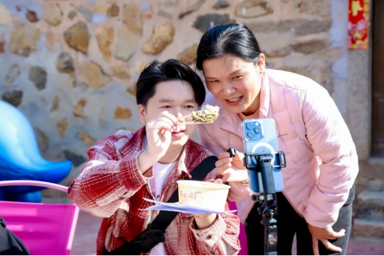 “大厦之门 e鹭向新”2025网络全媒体厦门行举办